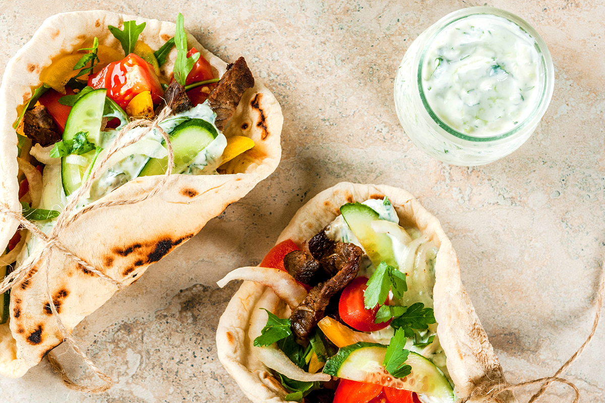Kotitekoiset pitaleivät gyros-possulla