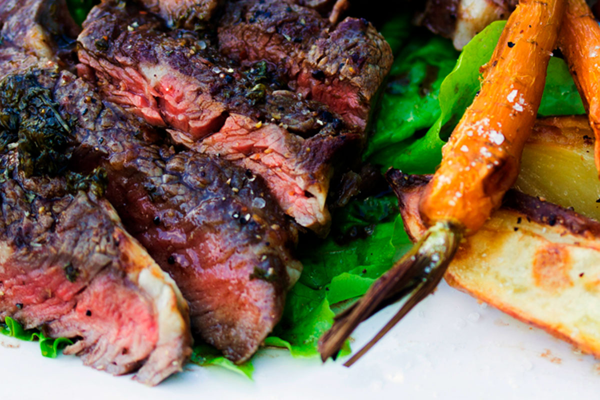 Entrecôte helpolla balsamietikkamausteliemellä