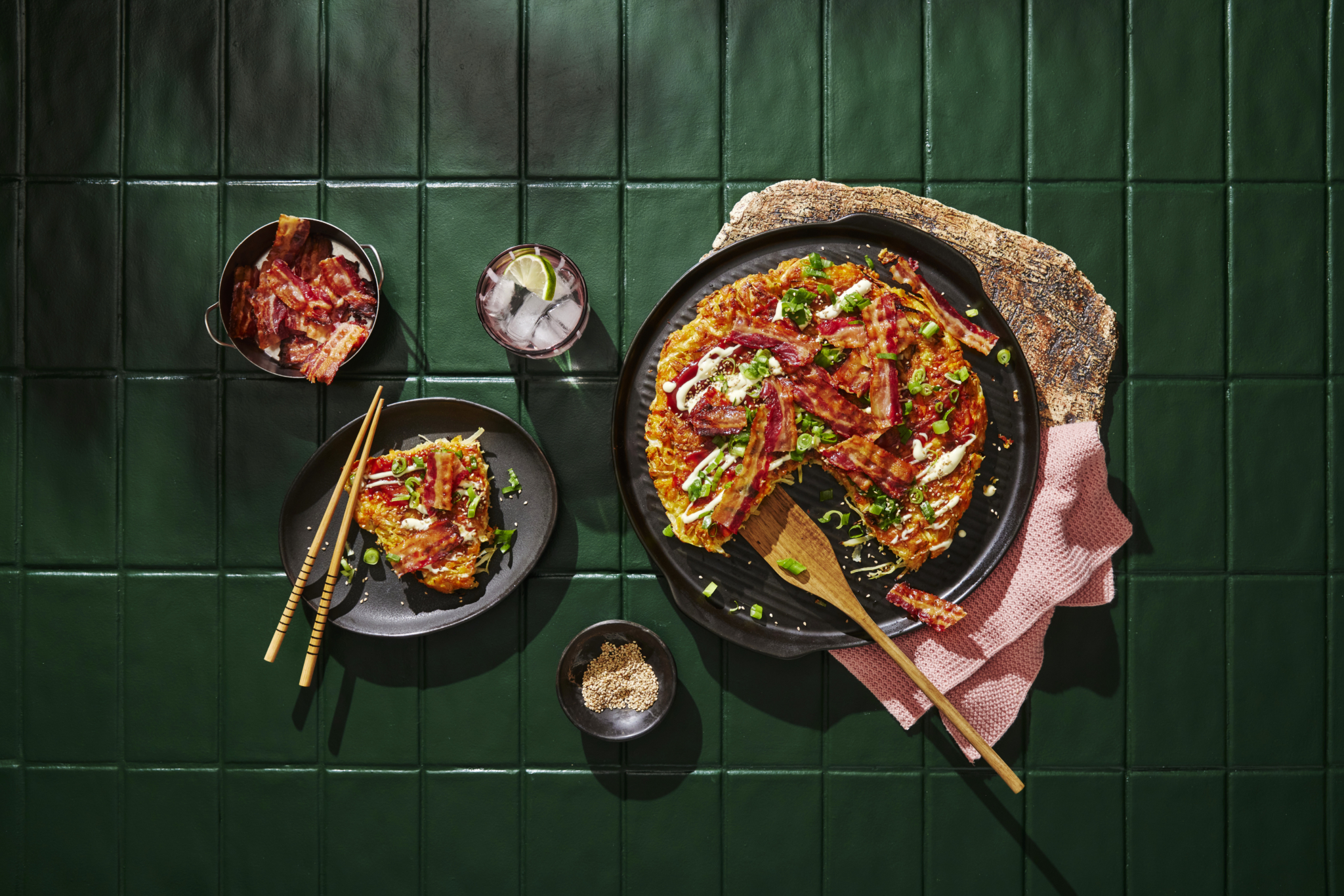 Okonomiyaki med krispigt lönnsirapsbacon