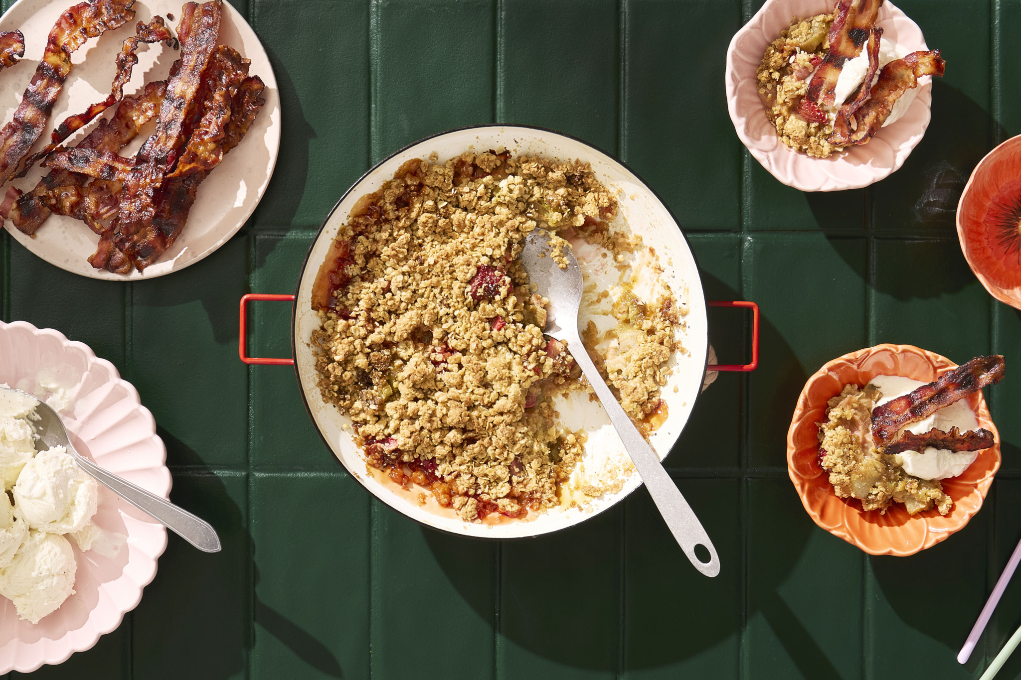Jordgubbs- och rabarberpaj med bacon