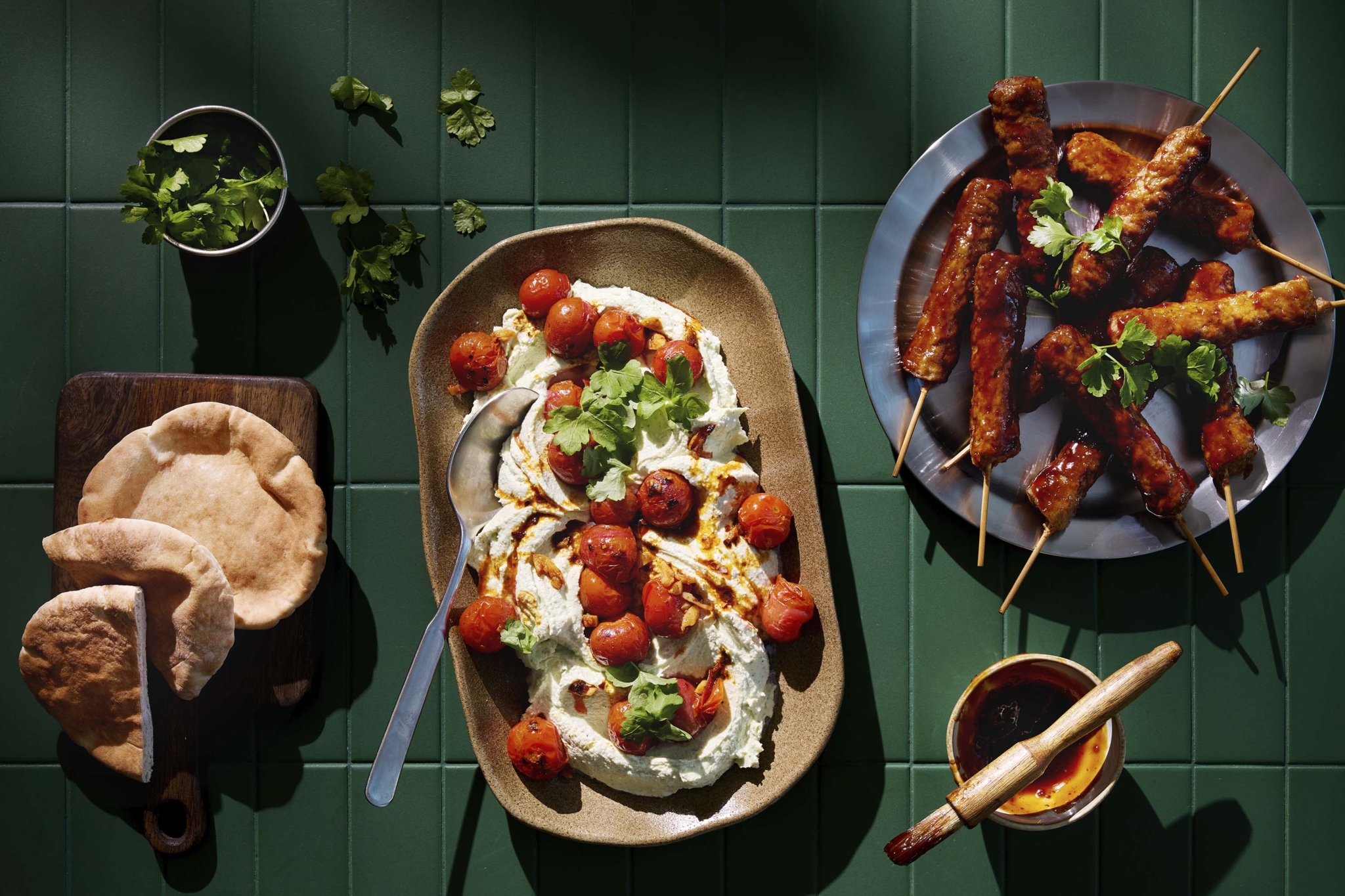 Rökta tomater med vispad feta och köttfärsspett
