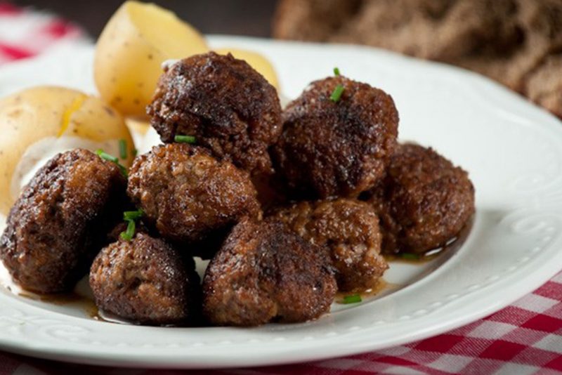 kreikkalaiset-lihapullat-resepti-maista-v-limeren-makuja-snellman