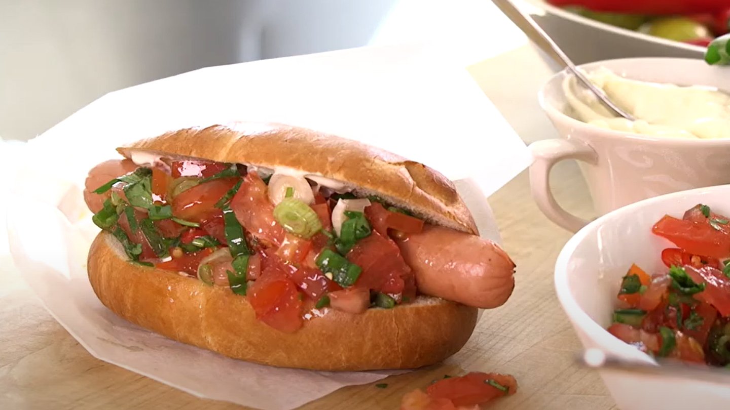 Street Food hot dog nopealla tomaattisalsalla